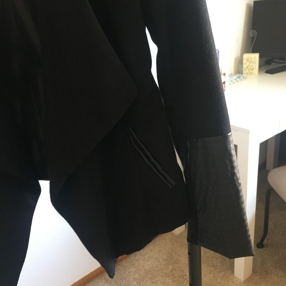 Black blazer with leather details - Picture 2 of 3